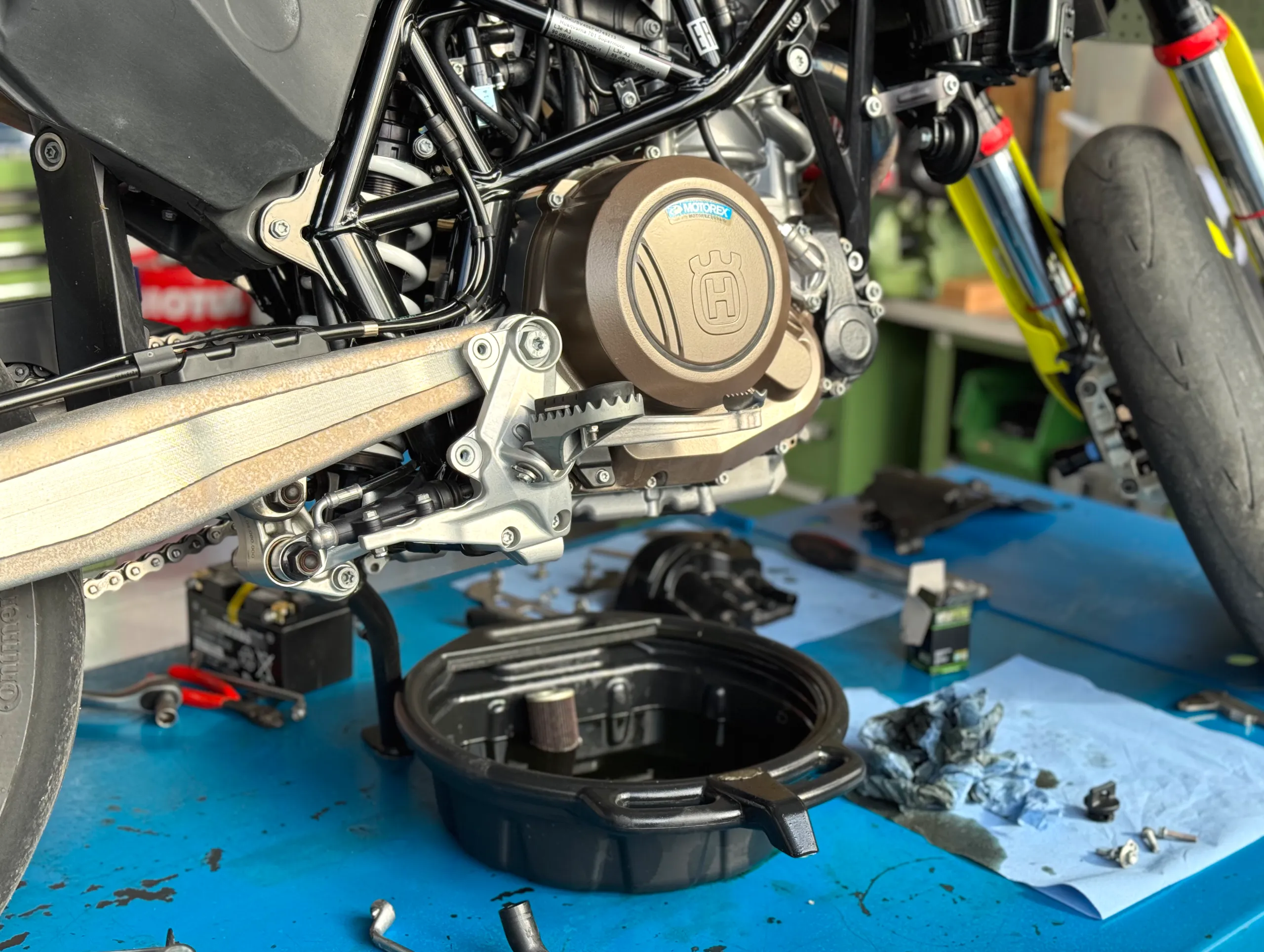 MotorradMax-Motorradwerkstatt-Konstanz-Oelwechsel